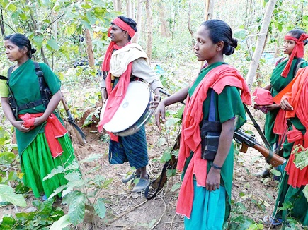 अब नक्सली महिलाओं  को कमान 