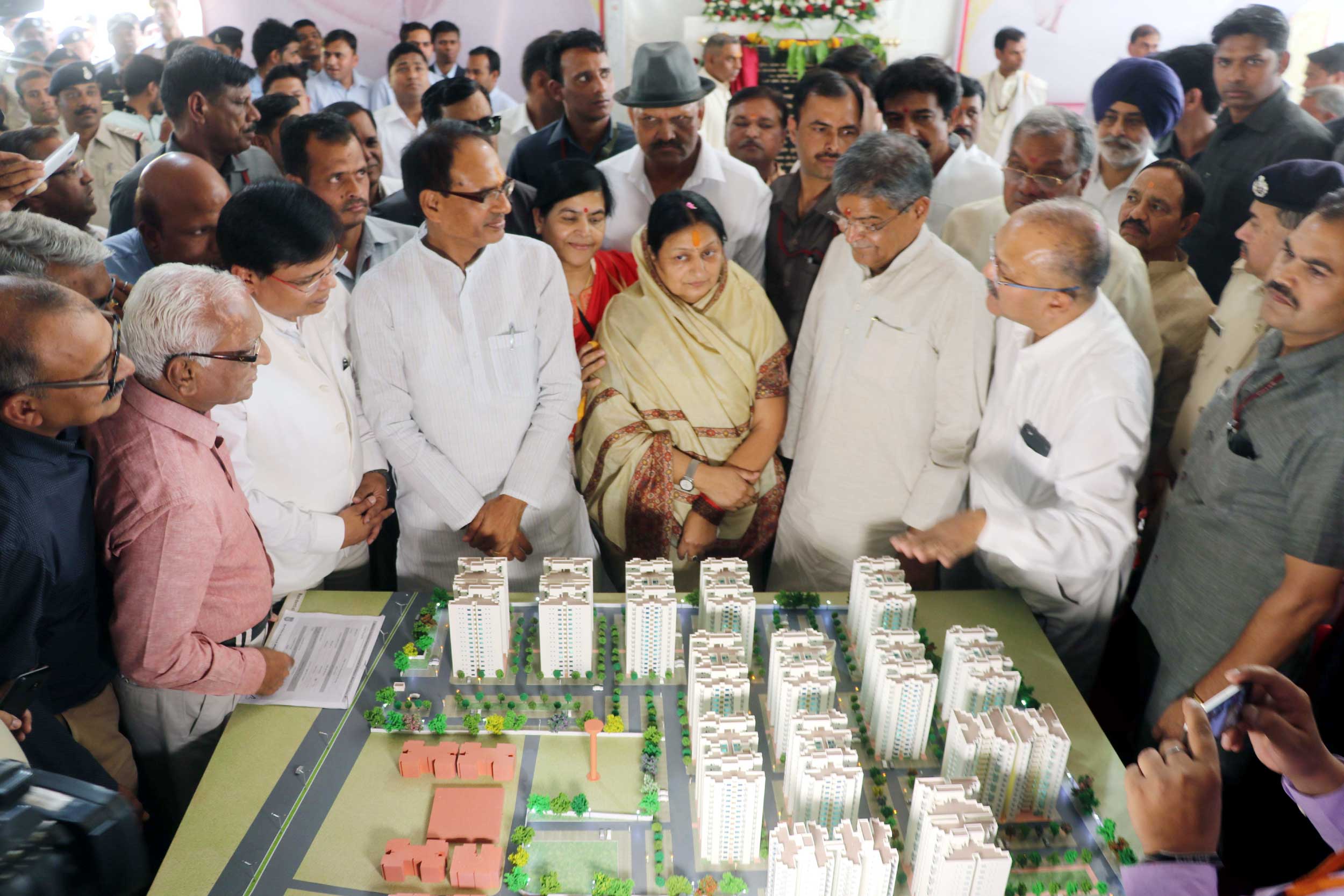 पुलिस जवानों के लिये 25 हजार मकान 