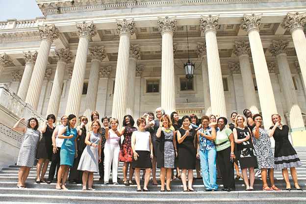 महिला सांसद स्लीवलेस कपडे