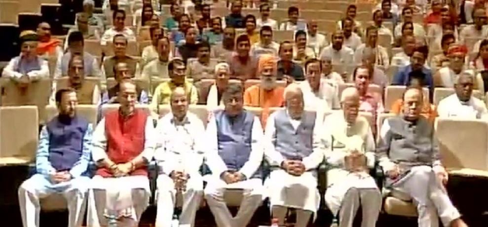 मोदी ने सांसदों को जमकर फटकारा 