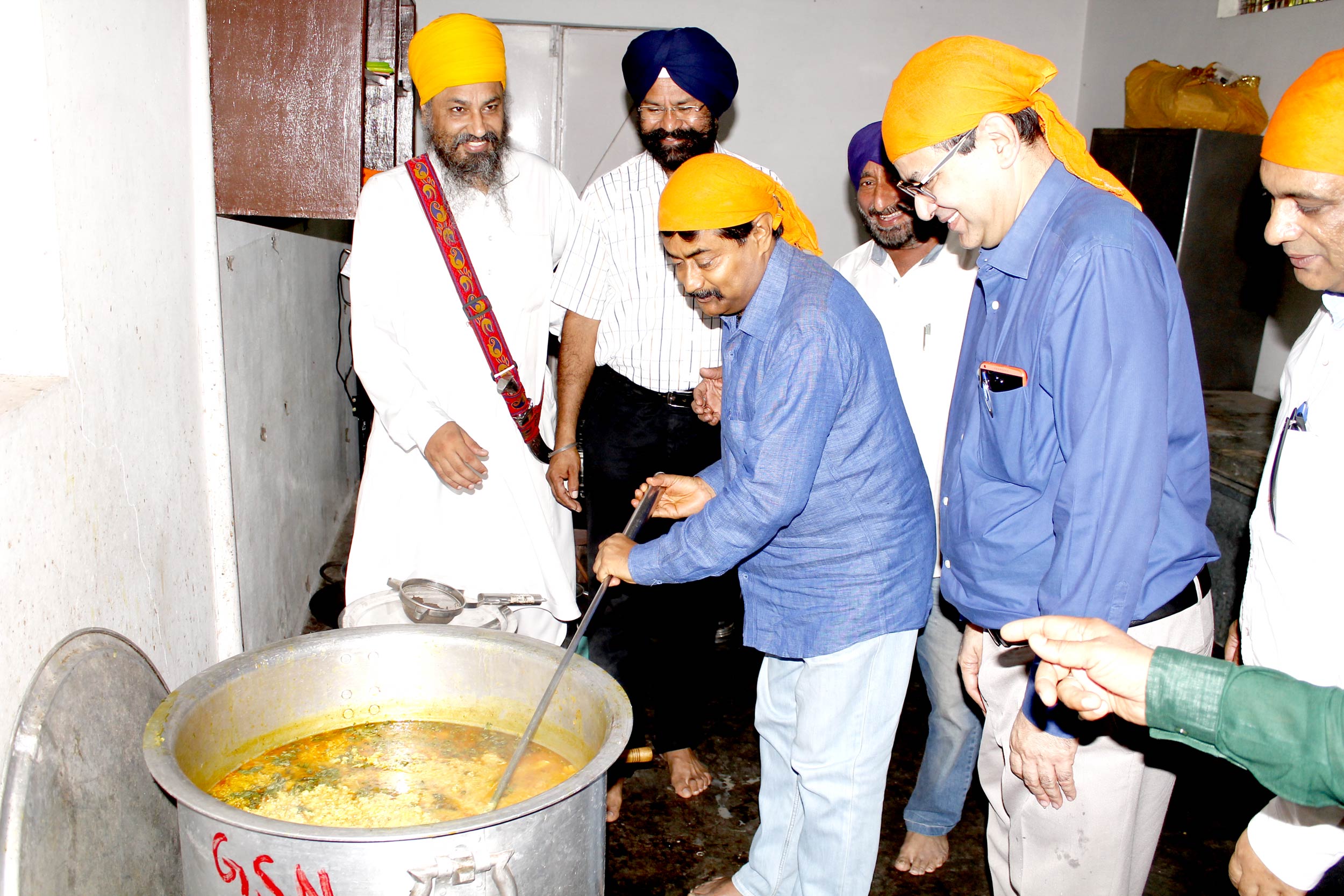 एम्स में खिचड़ी सेवा