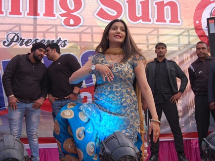  सपना चौधरी के शो में पथराव, पुलिस ने चलाई लाठियां