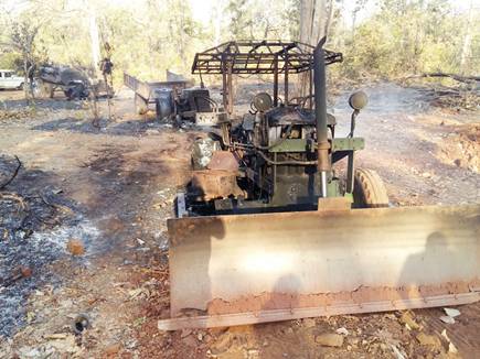 नक्सलियों ने 10 वाहनों को फूंका