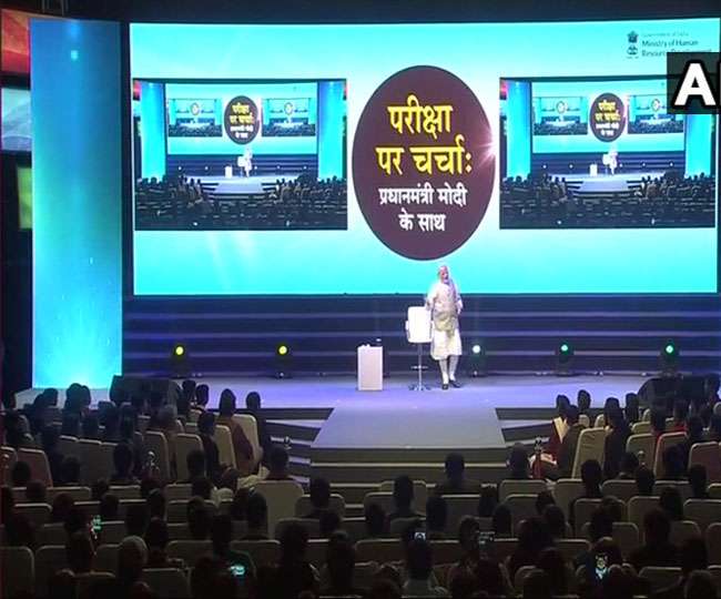 प्रधानमंत्री मोदी बोले - बच्चों को सोशल स्टेटस ना बनाएं 