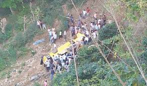 स्कूल बस खाई में गिरी, 30 बच्‍चों की मौत