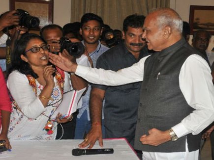 महिला पत्रकार का गाल -राज्यपाल ने दी सफाई