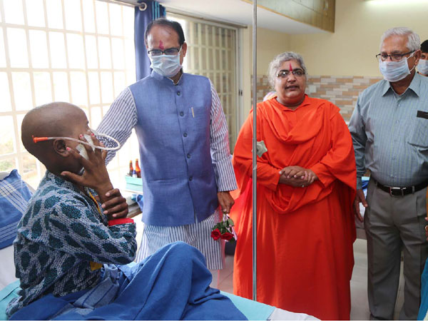 शिवराज- विराट हॉस्पिस में कैंसर पीड़ितों की सेवा देख अभिभूत हुए 