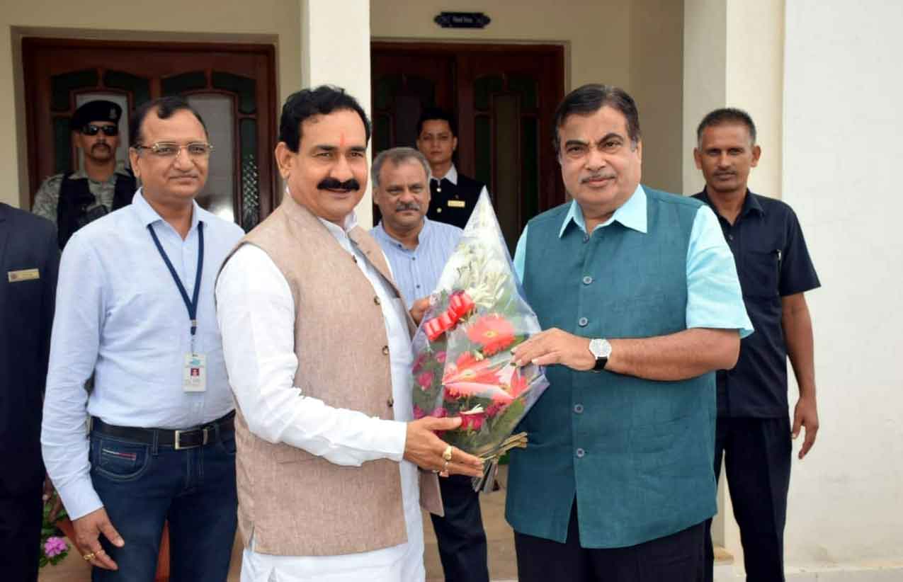 जनसम्पर्क मंत्री डॉ. मिश्र केंद्रीय मंत्री  गडकरी से मिले 