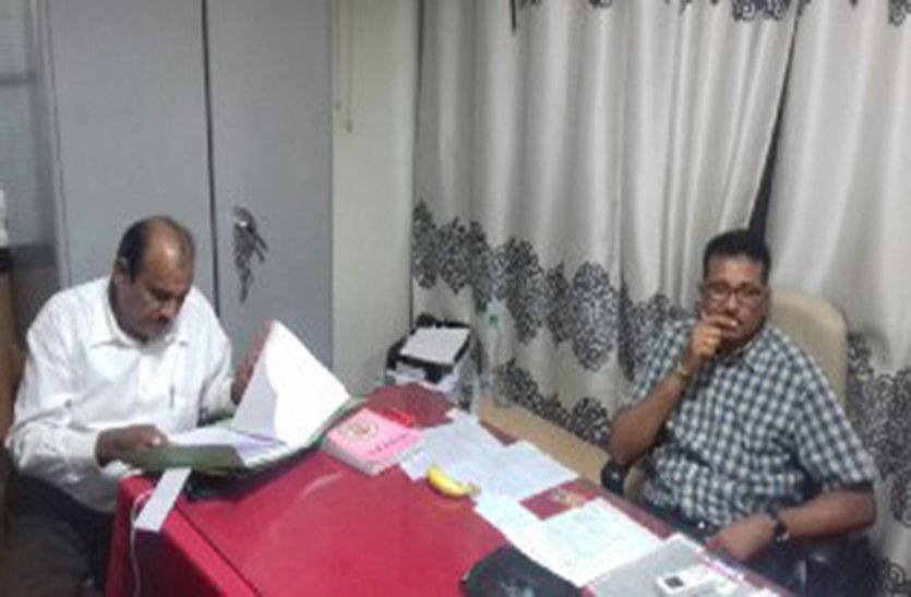 सब रजिस्ट्रार अशोक घूस लेते पकड़ा गया 