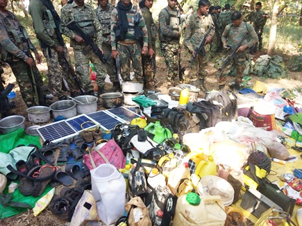 मुठभेड़ में  सामान छोड़कर भागे नक्सली