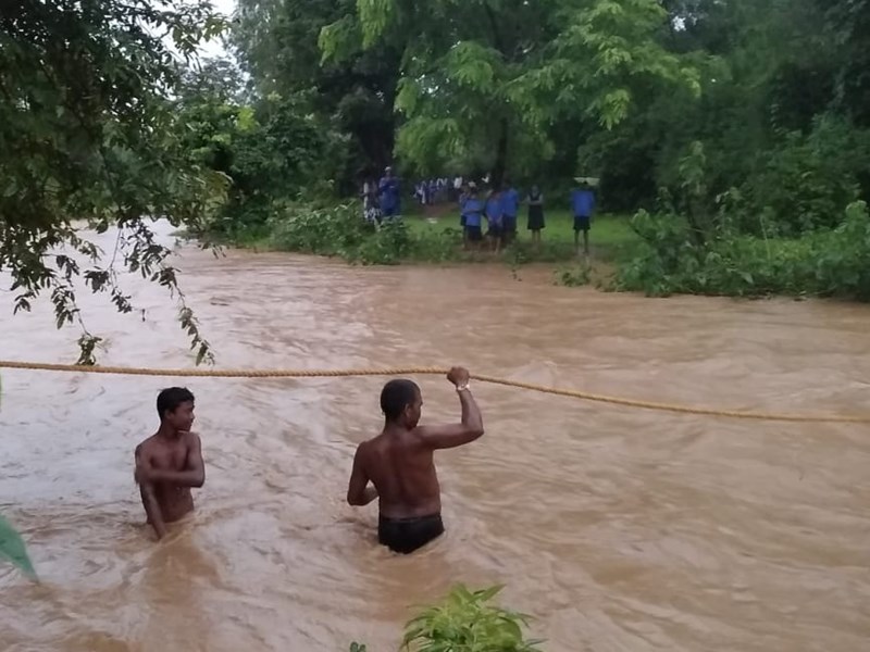 उफनता नाला और बच्चे 