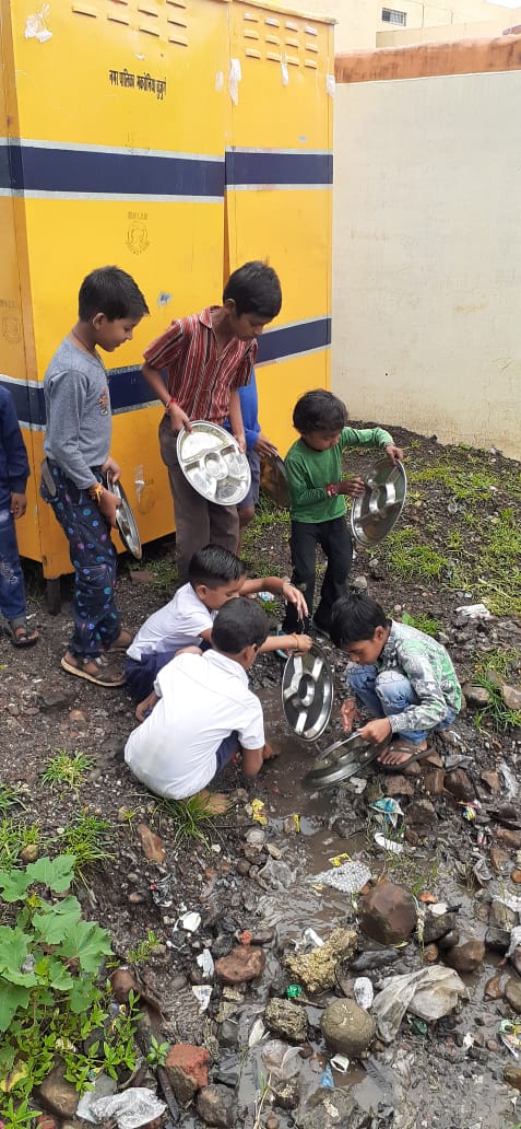 बच्चे बर्तन