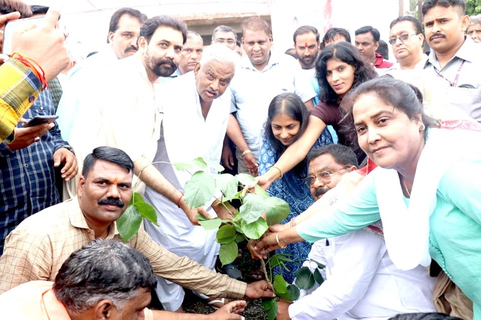 वृक्ष से ही जीवन है - मंत्री श्री आरिफ अकील