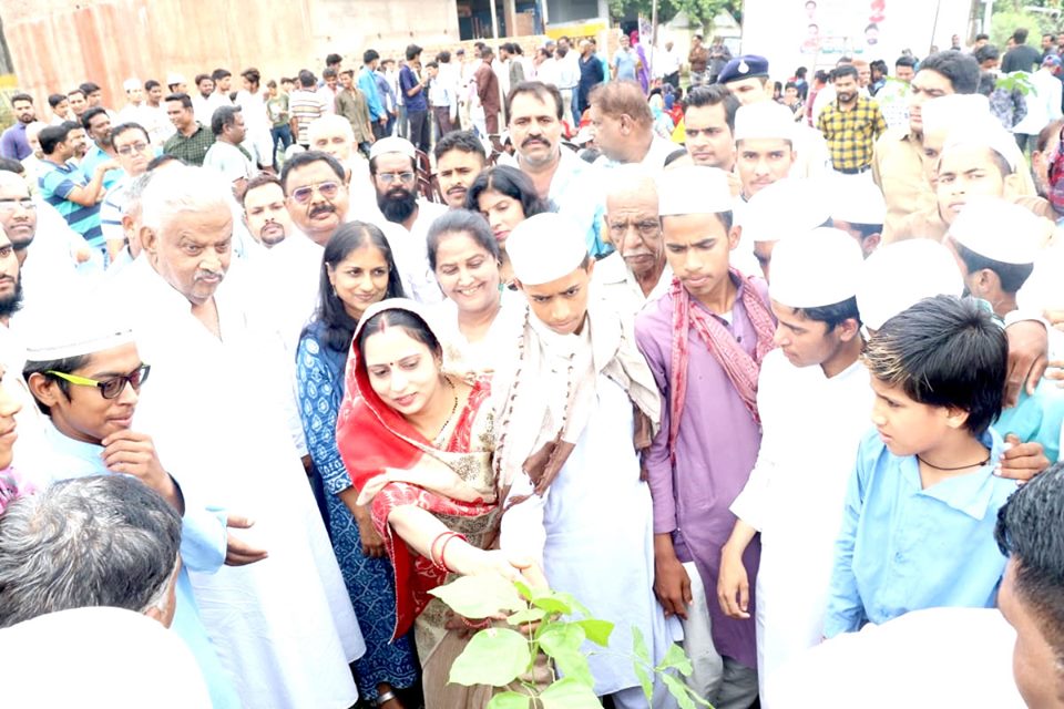 वृक्ष से ही जीवन है - मंत्री श्री आरिफ अकील