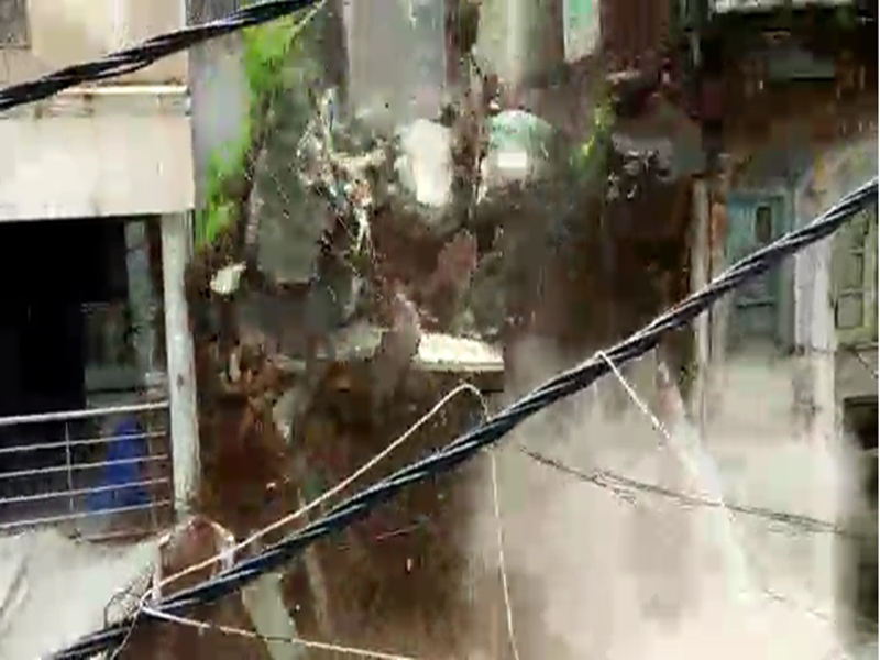 मकान गिरा