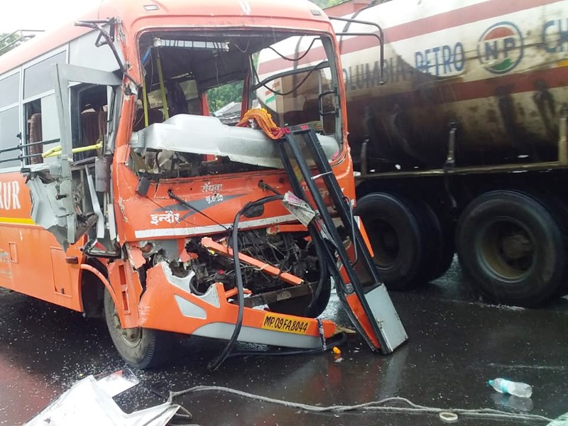 बस दुर्घटनाग्रस्त