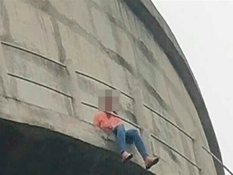 लड़की -टंकी