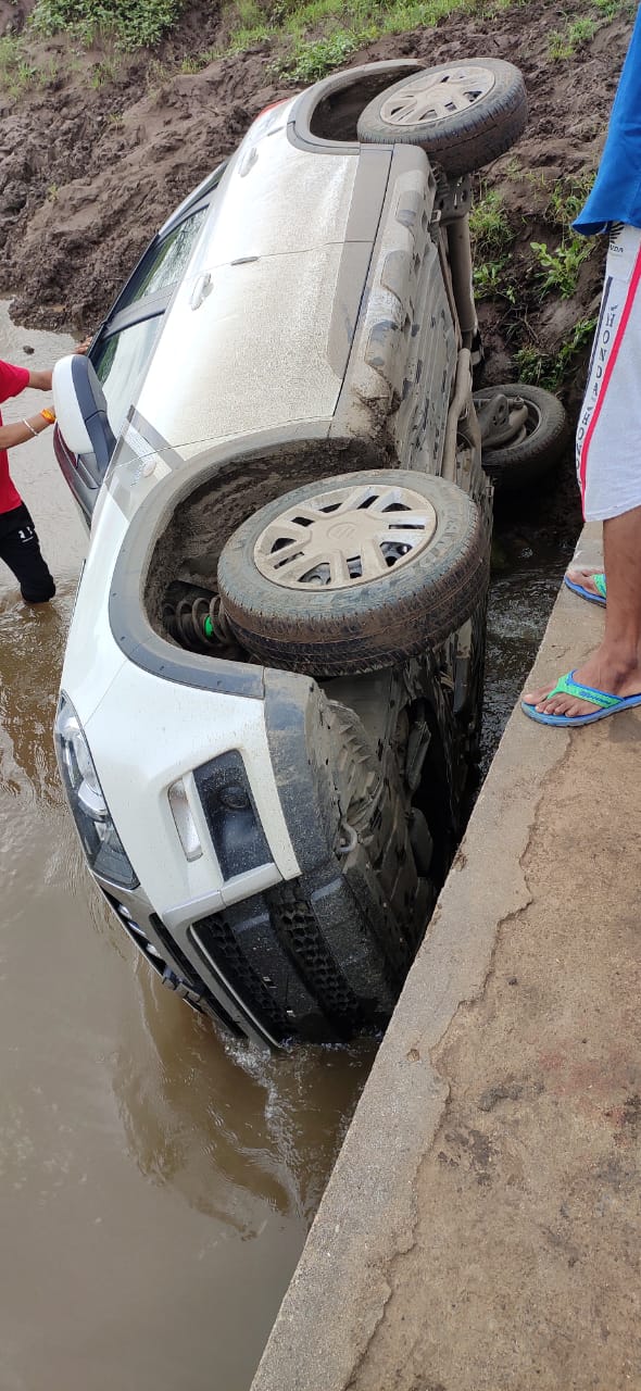 कार गिरी