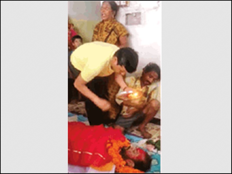 मां ने क़ी  बेटे की विदाई