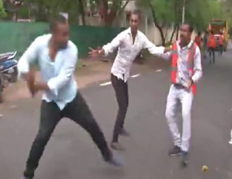 बिना पोस्टर बैनर