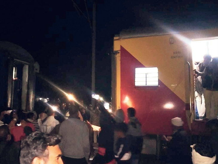 harda, coaches, broken train coupling,Punjab Mail left in jungle