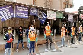Indore, Clap played , honor of scavengers, fed sweets
