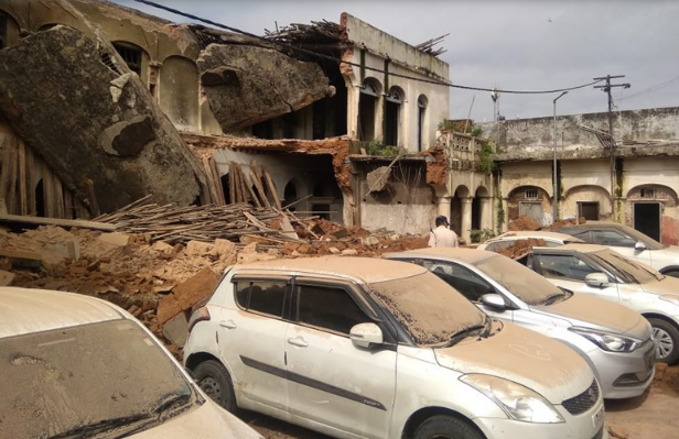 Bhopal, front portion , dilapidated building collapsed, no loss of life, 11 vehicles damaged