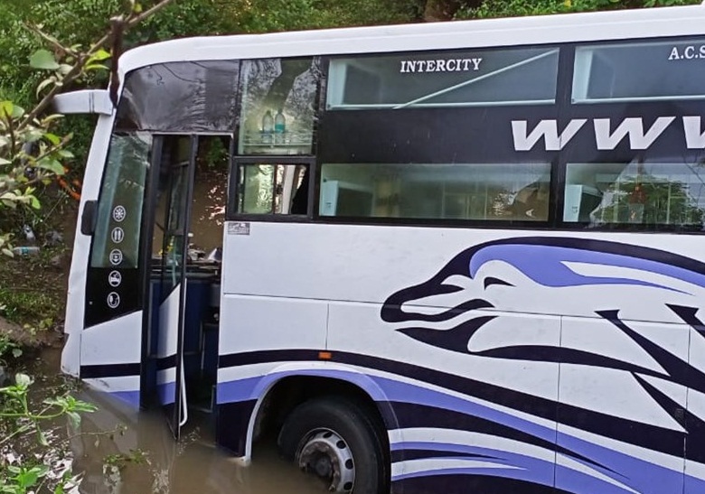 damoh, 13 passengers injured ,after bus , Indore to Rewa, fell into a drain