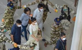 mumbai, Kangana reached ,her home, dodging opponents,Mumbai airport