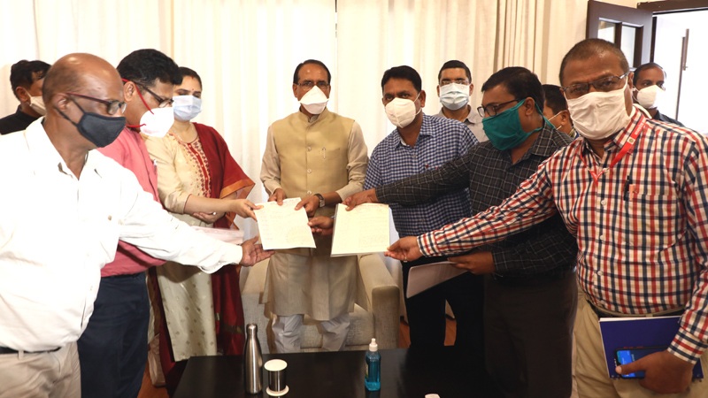 bhopal, Administrative service ,officials met, Chief Minister, demanding action 