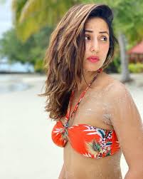 mumbai, TV cult daughter-in-law, Hina Khan wreaked, havoc in bikini