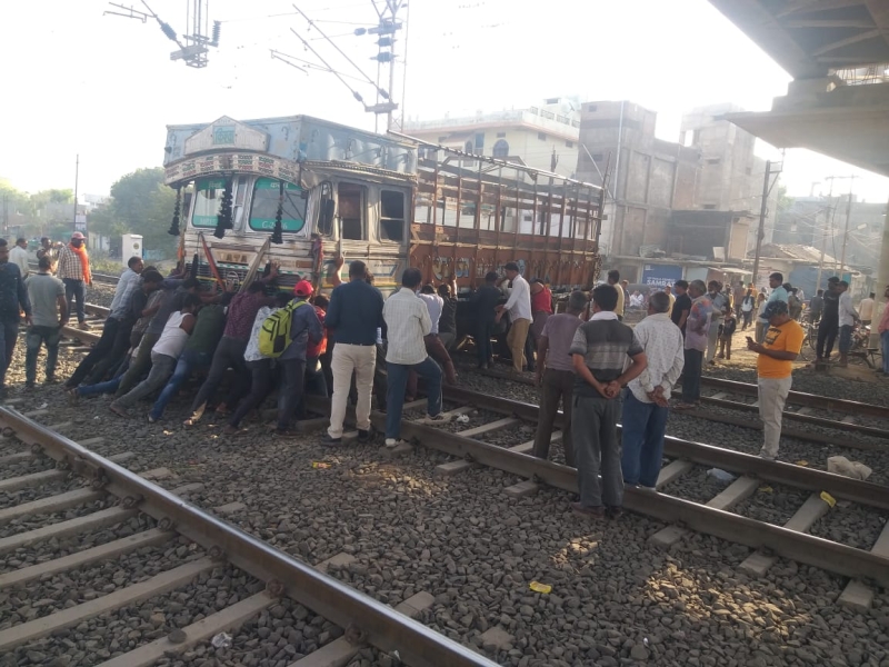 bina, Truck stuck track, between the train ,coming from both sides
