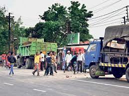 ujjain,Stone pelting,municipal gang, breaking illegal construction