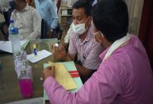 morena, Babu of CMHO office ,caught by Lokayukta ,taking bribe