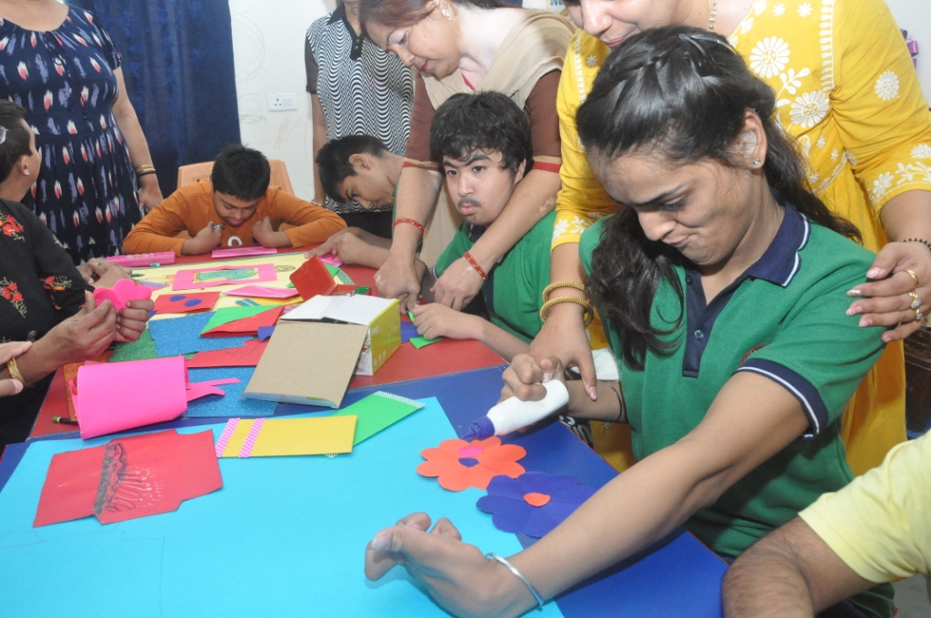 एहसास संस्था" उत्पादों को ग्वालियर नगर निगम 