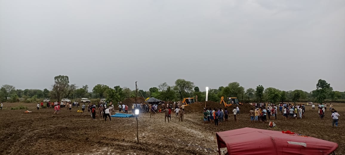 बोरवेल में गिरे बच्चे को सुरक्षित बहार निकाला 