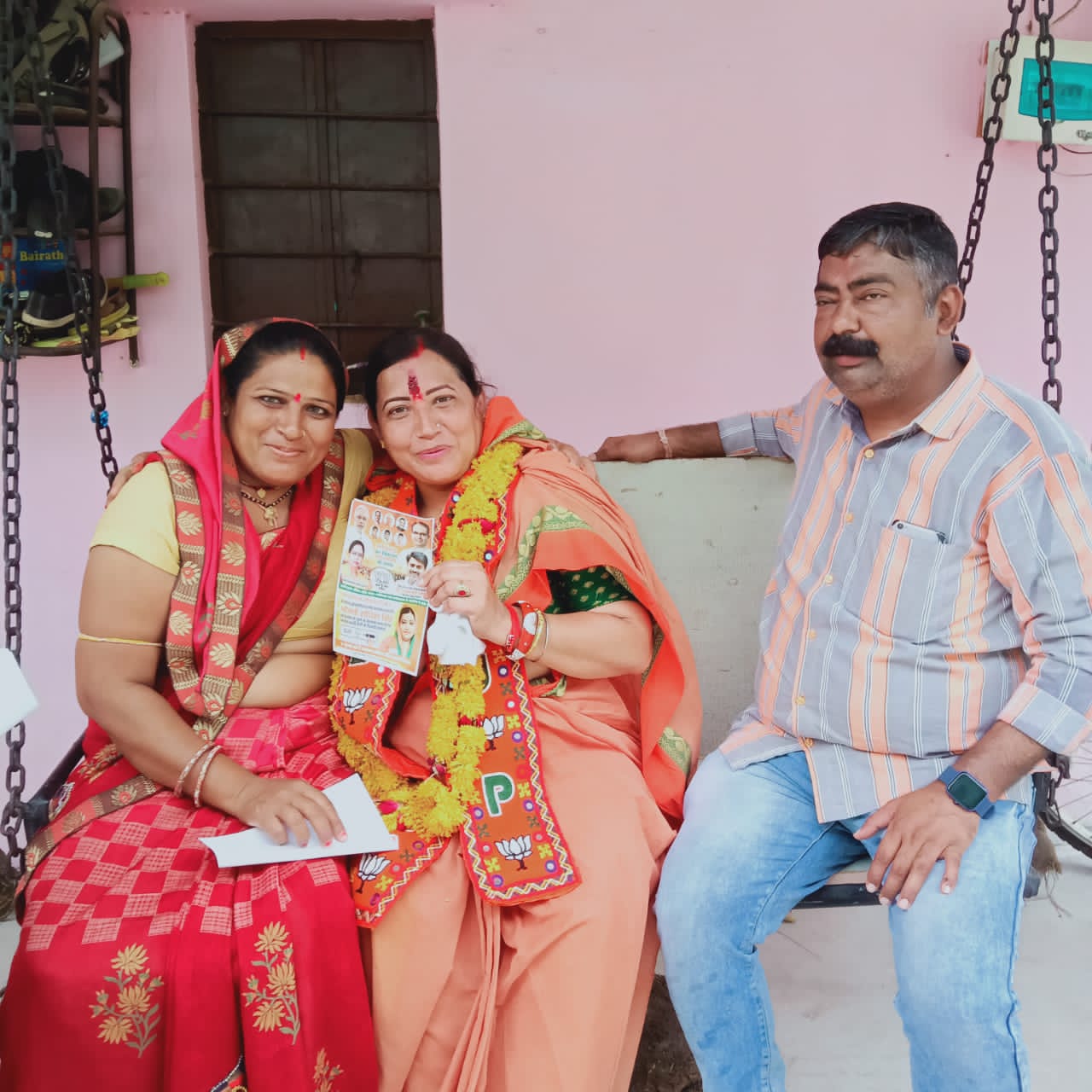 राधिका सिंह को मिल रहा जनता का समर्थन