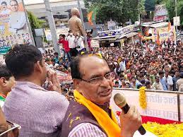  जनता से वोट की अपील CM शिवराज मिसरौद में रोड शो करने पहुंचे