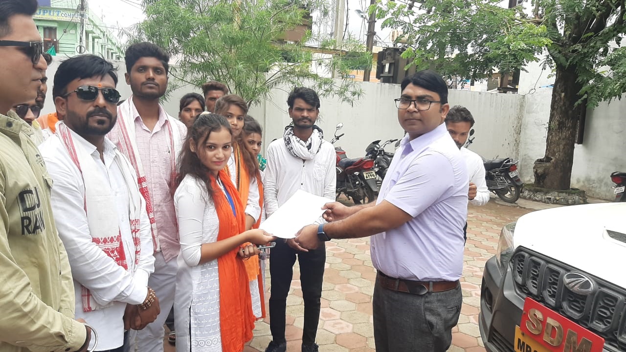 रिजल्ट खराब होने को लेकर छात्रों का विरोध