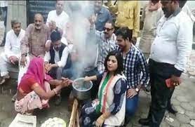 रसोई गैस के दामों को लेकर अनोखा प्रदर्शन