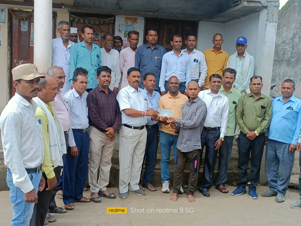 आर्थिक सहायता कर लोगों ने पेश की मिसाल