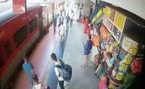 चलती ट्रेन और प्लेटफार्म के बीच फंसा यात्री