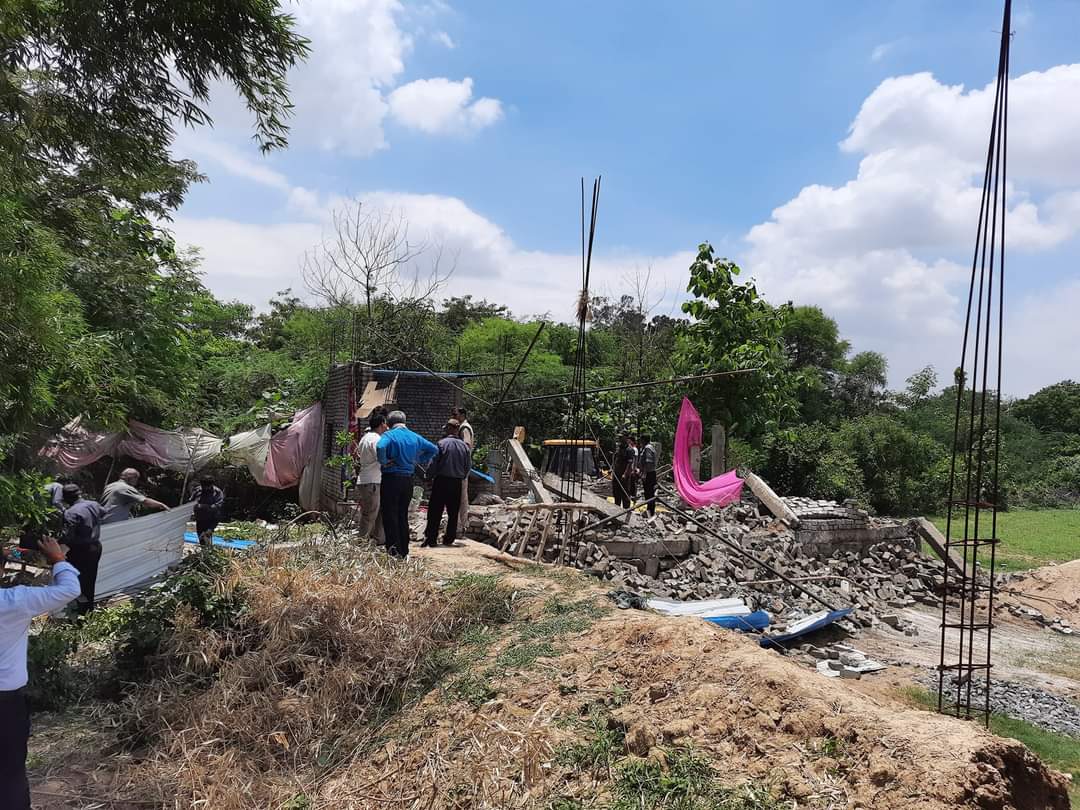 अतिक्रमण हटाने गई पुलिस टीम पर पथराव