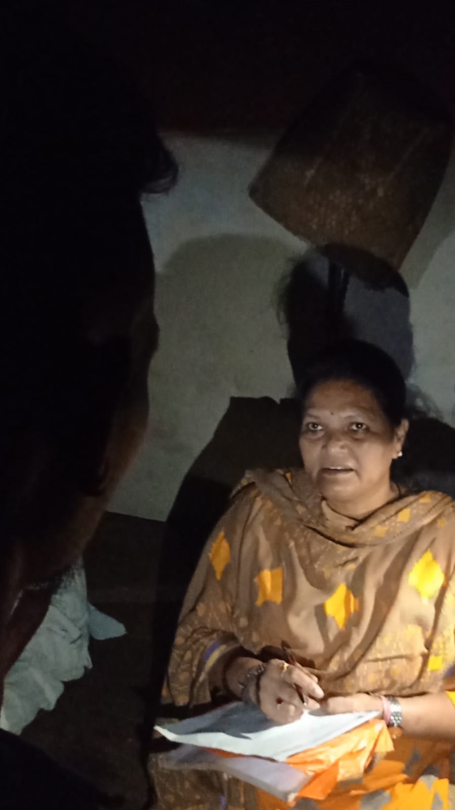 कैबिनेट मंत्री के वाहन से पैसे बांटने का मामला