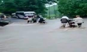 बाढ़ग्रस्त रपटे को पार करते समय हादसा