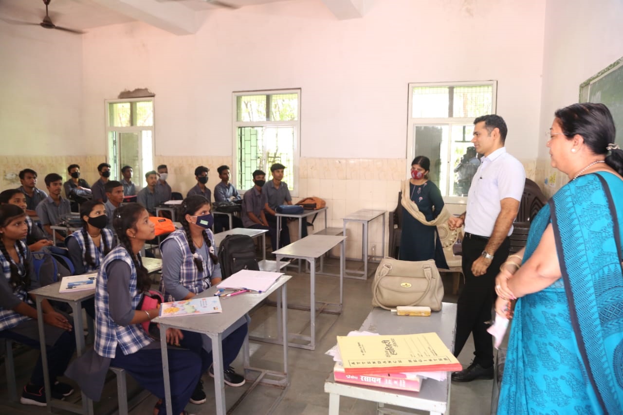 कलेक्टर अविनाश लवानिया ने बच्चों को पढ़ाया