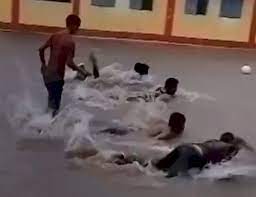 स्कूल परिसर बना स्विमिंग पूल