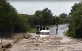 बलौदा खाल गांव में पुल से बह गई  जीप