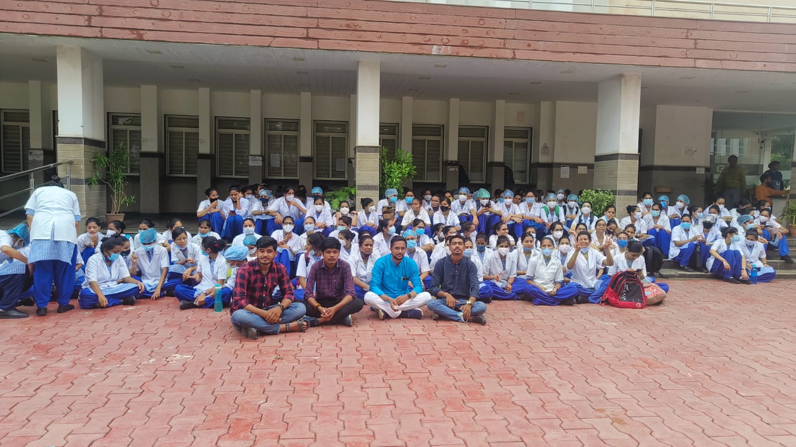 प्रभारी उप प्राचार्य के खिलाफ छात्राओं का प्रदर्शन