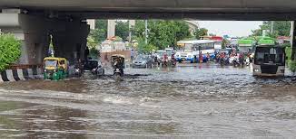 दिल्ली में तेज बारिश से गिरा तापमान